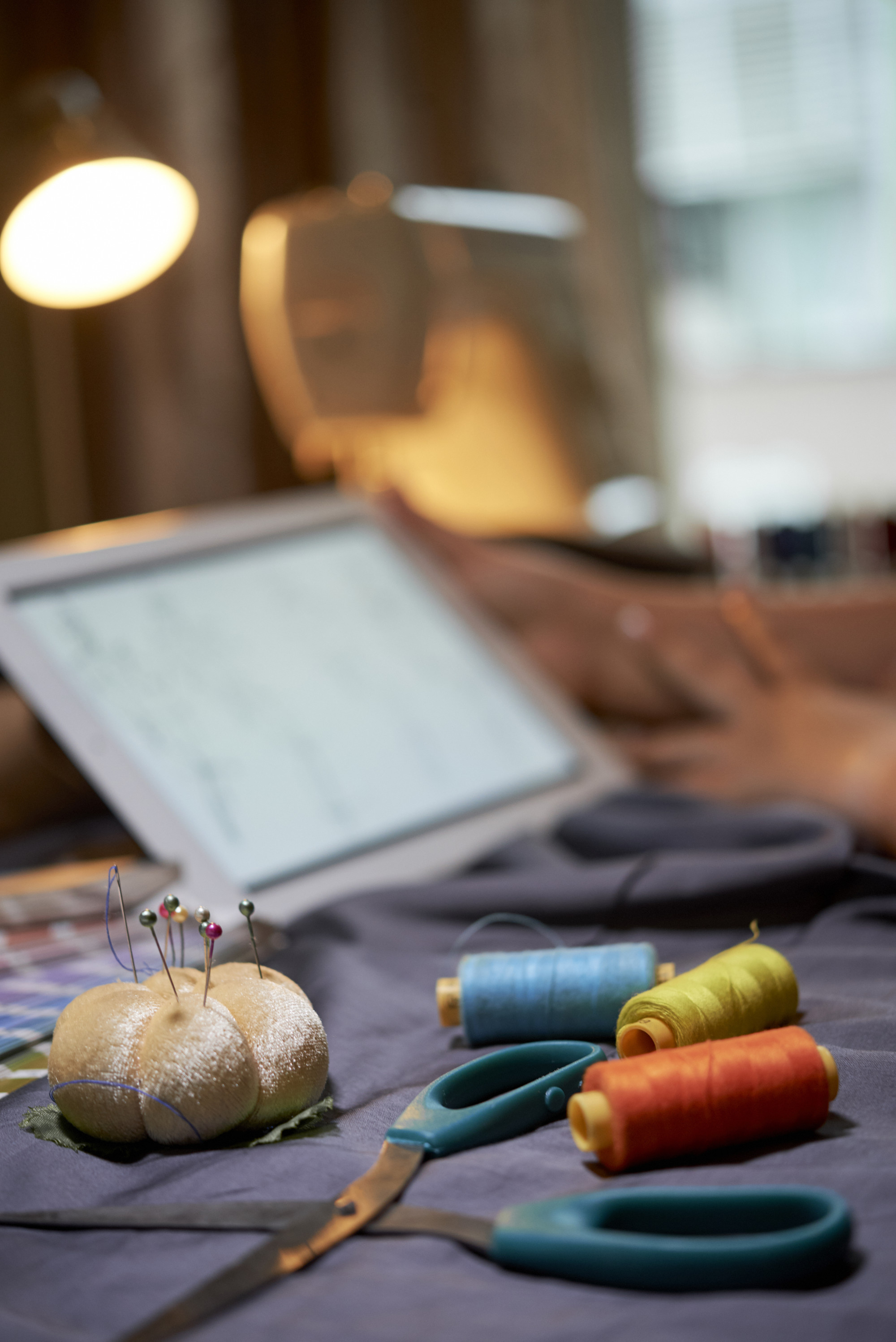 Interno dell'atelier con tavolo da lavoro
